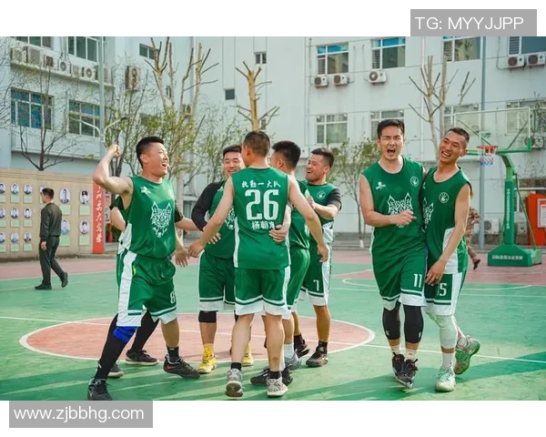 足球明星与宠物的趣味时刻谁的爱犬也能在球场上展现风采