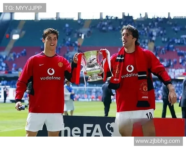 足球明星的传奇故事与他们在绿茵场上的辉煌瞬间解析